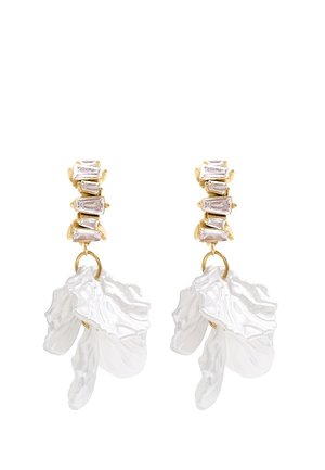 Boucles d’oreilles en or avec une rangée verticale de pierres rectangulaires transparentes, chacune ornée de trois breloques translucides et texturées en forme de pétales suspendues en dessous.