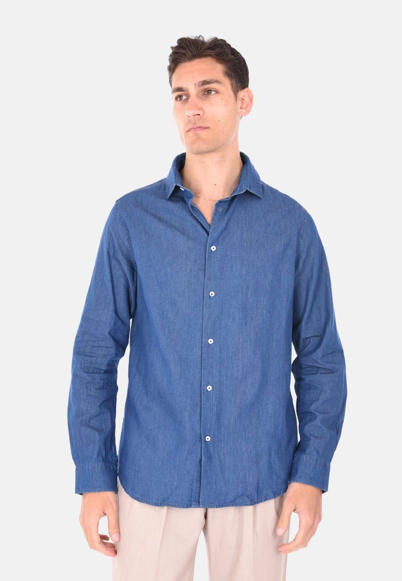 Camicia in denim con bottoni, maniche lunghe, colore blu, colletto standard, bottoni bianchi, orlo dritto, vestibilità casual. Texture morbida, senza fantasie.