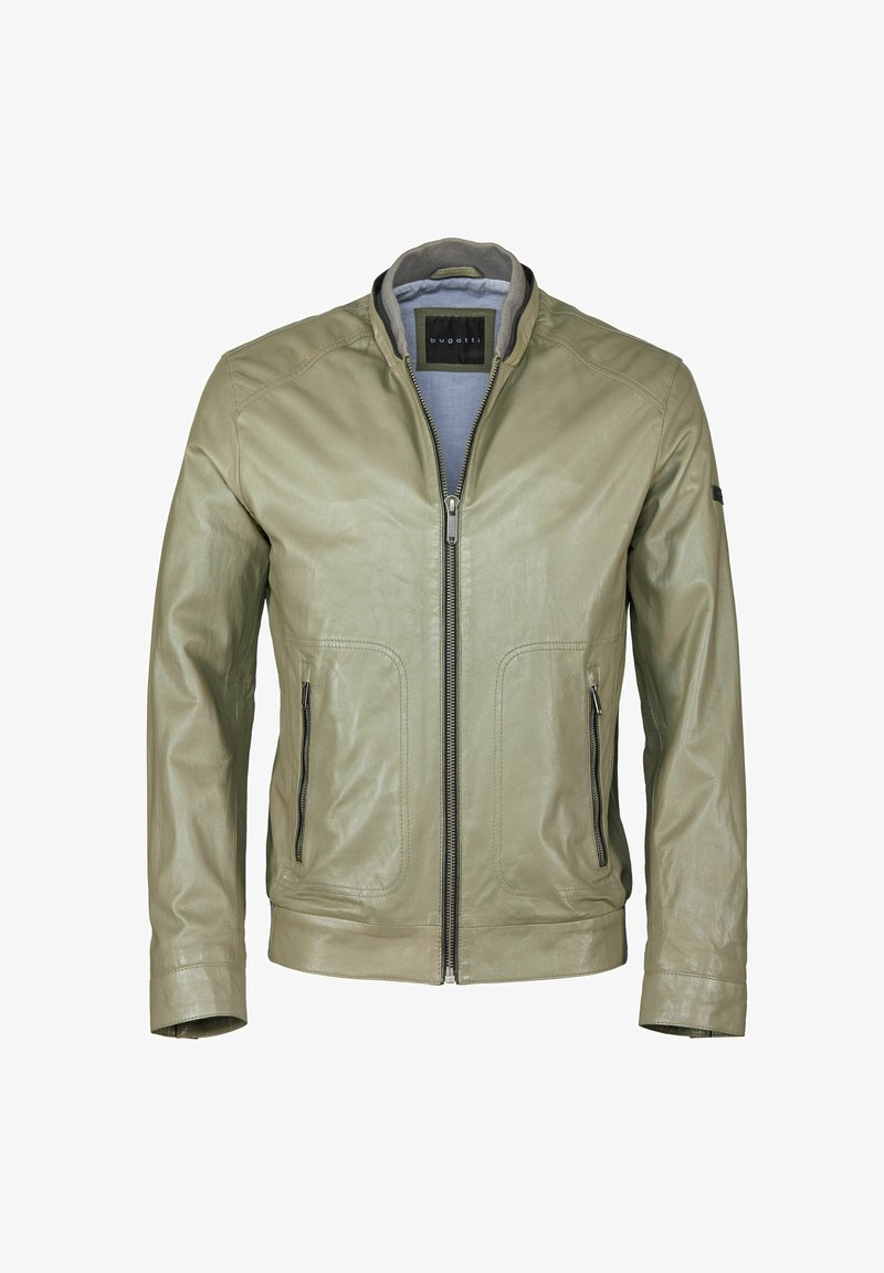 Chaqueta de cuero verde claro con cierre de cremallera, dos bolsillos frontales y cuello acanalado. Textura suave, diseño ajustado.