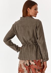TATUUM ARJANA - Skraistė  - khaki