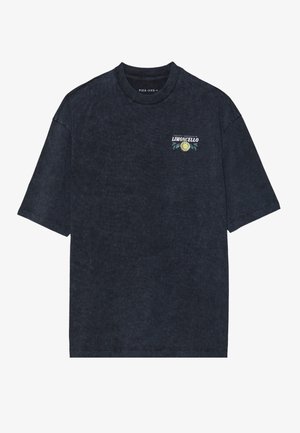 Dunkelblaue kurzärmelige T-Shirt aus weicher Baumwolle mit einem kleinen Limoncello-Graphic auf der Brust und floralen Akzenten. Lockere Passform, Rundhalsausschnitt.