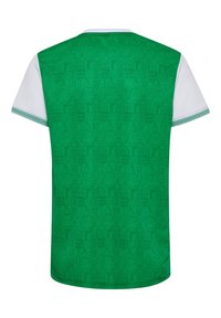 Jersey deportivo verde con mangas cortas blancas, un patrón texturizado en la parte posterior y un escote redondo con acentos sutiles.