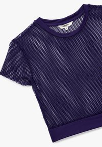 Top corto de malla morada con mangas cortas. Presenta una cintura de tela sólida y un escote redondo. Textura ligera con un corte holgado.
