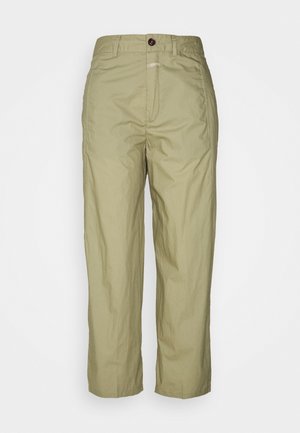 Jasnooliwkowe, lekkie spodnie o luźnym kroju, z zapięciem na guzik i subtelną teksturą. Posiadają przednie kieszenie i schludny brzeg.