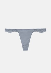 Ανοιχτό γαλάζιο στρινγκ εσώρουχο με δαντέλα, με λείο μπροστινό πάνελ και λουλουδάτη δαντέλα στη μέση και στις δύο πλευρές, παρουσιάζεται επίπεδο σε λευκό φόντο.