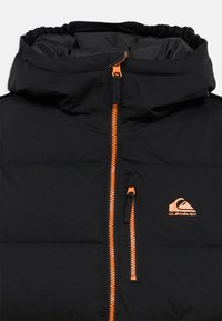 Črna puhovka z kapuco, z svetlo oranžnim zadrgo in zadrgo na prsnem žepu ter majhnim oranžnim logotipom Quiksilver.