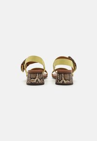 To par bakover sandaler med gule tekstilremmer og en brun falsk snake-skin blokkheel. Justerbar spenne på remmen.