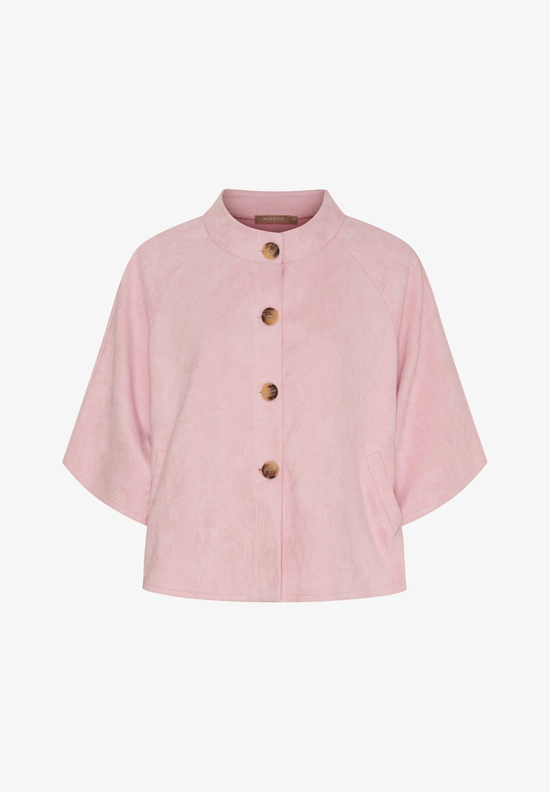 Blød lyserød kortærmet jakke med rund hals, fire store brune knapper foran og sidelommer.