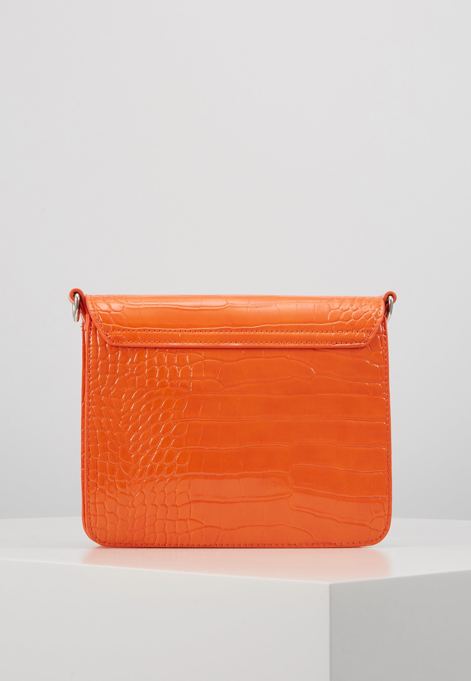 HVISK CAYMAN SHINY STRAP BAG Skulderveske orangeoransje HVISK CAYMAN SHINY STRAP BAG Skulderveske orangeoransje
