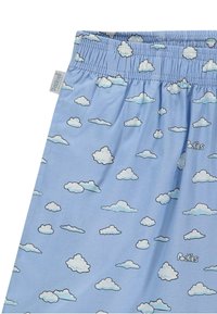 Lyseblå shorts med skytrykk, elastisk liv, glatt tekstur og liten merkett på siden.