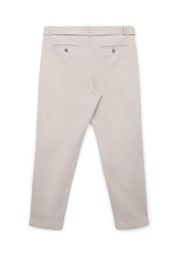 Helle graue Hose mit taillierter Passform, ausgestattet mit zwei Gesäßtaschen und silbernen Knopfakzenten. Glattes, leichtes Material mit leichtem Glanz.