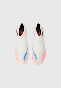 Weiße Sportschuhe mit strukturiertem Obermaterial, versehen mit blauen und rosa Akzenten, schwarzem Branding und weißen Schnürsenkeln. Elegantes und passgenaues Design.