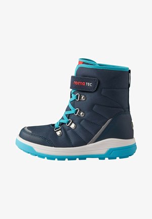 Botă de iarnă bleumarin cu un superior texturat, șireti blue și o curea Velcro. Dispune de o talpă intermediară albă și o talpă din cauciuc teal.