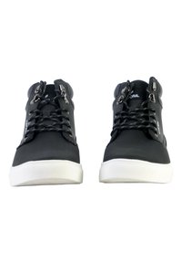 Scarpe nere cinturini alti in pelle texture, suola in gomma bianca e finiture in argento. Presentano lacci con un motivo bianco e nero.
