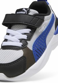 Schwarzer, grauer und blauer Sportschuh mit Mesh-Obermaterial, Gummisohle, Klettverschluss und weißen Schnürsenkeln. Mit strukturiertem Akzent und Logo.
