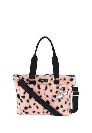 Sac à main rose doux avec des taches noires, des poignées noires, une longue bandoulière réglable et un porte-clés chien dalmatien attaché.