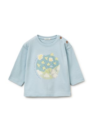 Hellblaues langärmeliges Babyshirt mit Knöpfen an der Schulter, mit einem Nilpferd, das Vogel-förmige Luftballons hält, und Wolken in einem kreisförmigen Design.