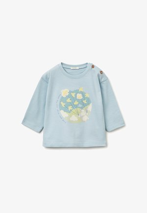 Maglietta baby a maniche lunghe azzurro chiaro con bottoni sulla spalla, con un ippopotamo che tiene palloncini a forma di uccello e nuvole in un design circolare.