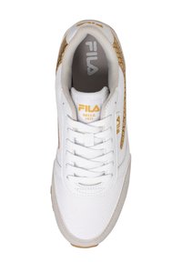 Baskets blanches en mesh et cuir, avec des accents dorés et un motif texturé sur le côté. Les lacets sont blancs avec une semelle intérieure rembourrée.