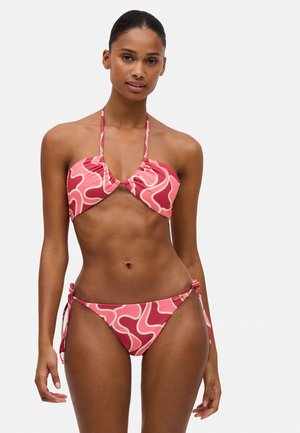 Bikini de estampado rosa y crema con top de cuello halter y braguitas con lazo ajustable a los lados. Tela suave y diseño ligero.