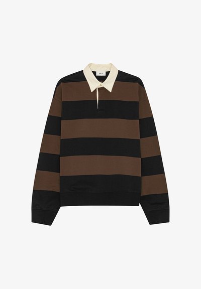 Chemise de rugby à manches longues avec de larges rayures horizontales noires et brunes et un col blanc contrastant, boutonné au niveau du cou.