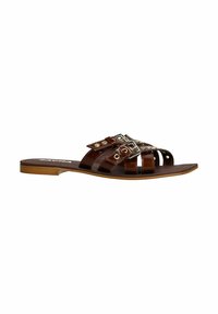 Bruine leren slidesandalen met meerdere smalle banden, zilveren hardwareaccenten en een platte zool, met een gladde textuur en lichte demping.