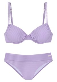 Fioletowy zestaw bikini z teksturowanym materiałem w poziome paski, regulowanymi ramiączkami na górze i klasycznym dołem w formie majtek.