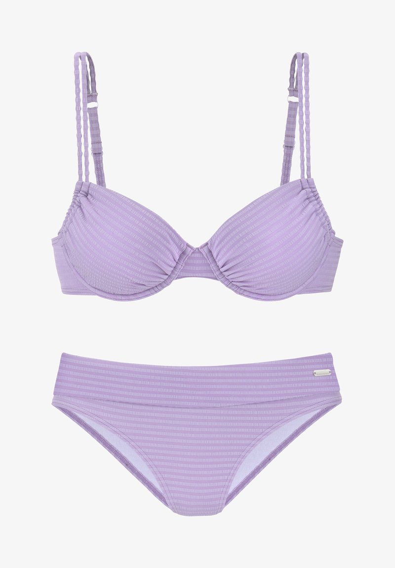 Paarse bikini set met een gebogen materiaal en een horizontaal gestreept patroon, verstelbare bandjes op de top en een klassieke brief onderkant.