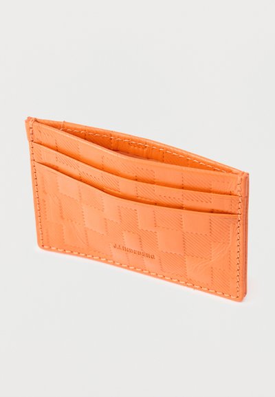 Πορτοκαλί δερμάτινη θήκη καρτών με καρό σχέδιο, τρεις υποδοχές καρτών και εμφανείς ραφές σε λευκό φόντο.