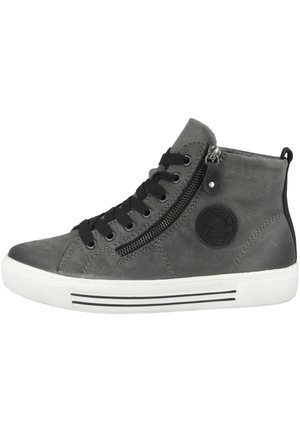 Sneaker alta grigia in pelle, con lacci neri, una cerniera laterale e una toppa con logo circolare, dotata di suola in gomma bianca e strisce nere.