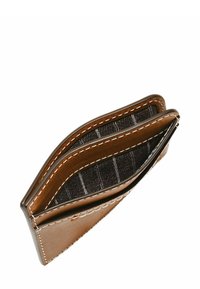 Portefeuille en cuir marron avec deux compartiments, doublure à carreaux noirs et blancs, et couture blanche contrastante le long des bords.