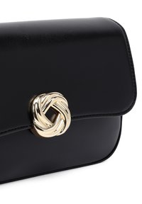 Borsa a tracolla nera in pelle caratterizzata da una superficie liscia, forma rettangolare, chiusura a pattina e un accentuato nodo metallico dorato sulla parte anteriore.