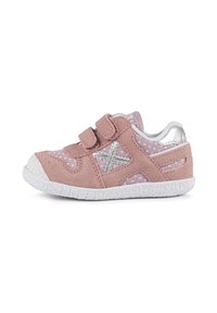 Scarpe per bambini in suede rosa con accenti argento, f straps in velcro e suola in gomma bianca texture, caratterizzate da un motivo a pois sui lati.