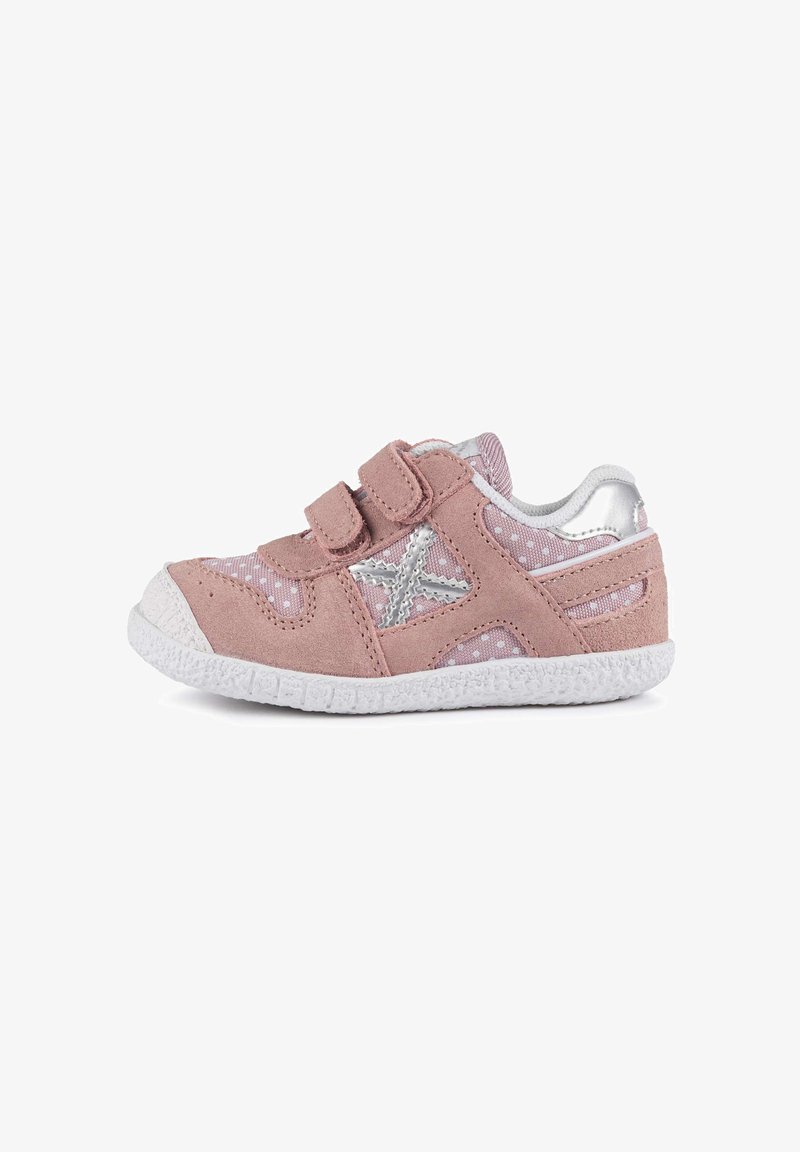 Rosa mocka barnskor med silverdetaljer, kardborreband och vit texturerad gummisula, med ett prickmönster på sidorna.