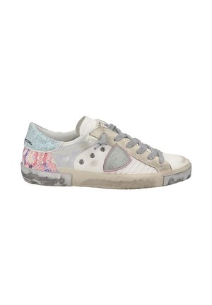 Sneaker bianco con dettagli argentati e pastel, materiali testurizzati, lacci grigi e un tacco a motivo. Punta arrotondata e suola in gomma.
