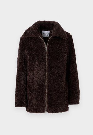 Veste marron en peluche avec un large col, fermeture éclair et manches longues. Texture douce et coupe décontractée. Pas de poches visibles ni de motifs.