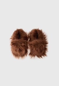 Bruna, fluffiga tofflor med upphöjda texturer och en plyschdesign, som har öppen tå för ventilation och en konstruktion för inomhusbruk.