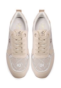 Sneakers beige con una toma in sintetico testurizzato, caratterizzati da accenti a fantasia, lacci piatti e una linguetta imbottita per il comfort. Dettaglio del logo dorato incluso.