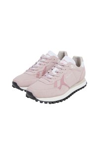 Sneaker in suede rosa con accenti bianchi, dotati di un design classico, chiusura con lacci e suola in gomma nera testurizzata.