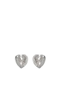 Orecchini a forma di cuore in argento lucido, con un design testurizzato e piccoli accenti circolari attorno ai bordi.