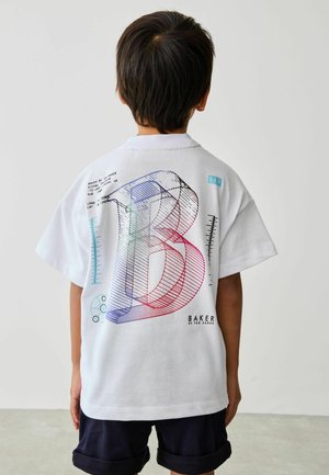 Biela bavlnená tričko s veľkým, pestrofarebným 3D písmenom "B" na chrbte, spolu s grafickými mierami a logom značky na spodnej časti.