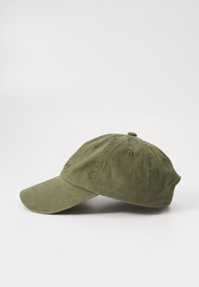 Khaki-Baseballmütze aus Baumwolle mit gebogenem Schirm, gesticktem Logo auf der Vorderseite und Belüftungslöchern oben.
