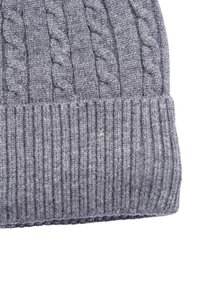 Beanie grigio a maglia con motivo a treccia, orlo a costine e texture morbida. Il tessuto è leggermente peloso con una costruzione calda e spessa.