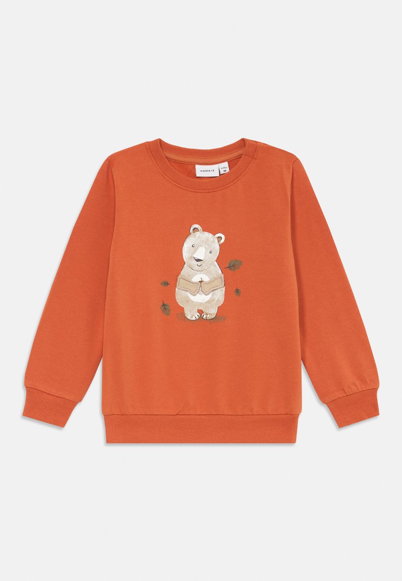 Felpa arancione a maniche lunghe per bambini con una grafica di un orso sorridente e foglie autunnali sparse sul davanti.