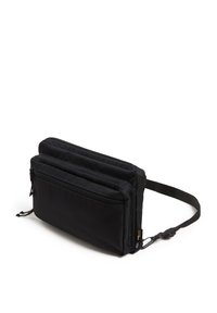 Cangurera de tela negra con múltiples compartimentos con cremallera, una correa duradera y una forma rectangular elegante. Acabado de material texturizado.