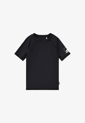 Maglietta atletica nera a maniche corte con collo tondo, patch con logo sulla manica sinistra e piccolo etichetta del marchio sull'orlo in basso a sinistra.