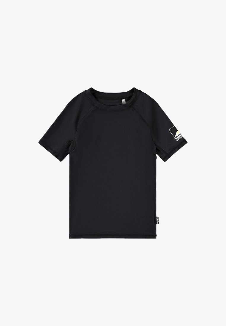 Camiseta deportiva negra de manga corta con cuello redondo, parche de logo en la manga izquierda y etiqueta de la marca en la esquina inferior izquierda.