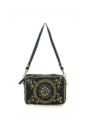 Borsa a tracolla in pelle verde con intricati motivi floreali in perline e hardware dorato. Presenta una forma rettangolare piatta e una tracolla.