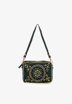 Borsa a tracolla in pelle verde con intricati motivi floreali in perline e hardware dorato. Presenta una forma rettangolare piatta e una tracolla.