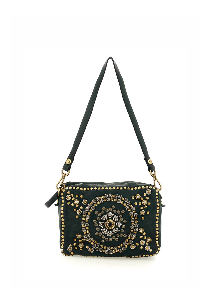 Borsa a tracolla in pelle verde con intricati motivi floreali in perline e hardware dorato. Presenta una forma rettangolare piatta e una tracolla.